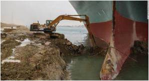 KOMATSU EXCAVATOR WITH FILRUISON PRECLEANER HELPS DISLODGE SUEZ CANAL BLOCKAGE